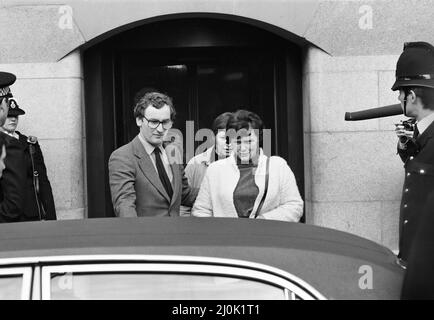 Scene fuori dal Bailey vecchio l'ultimo giorno del processo di Peter Sutcliffe, lo Yorkshire Ripper. L'olivo puzzava, sopravvissuto ad un attacco, lascia il tribunale. 24th maggio 1981. Foto Stock