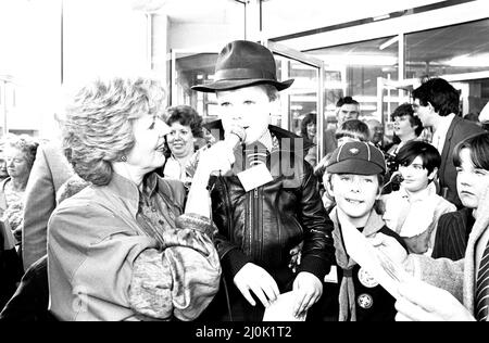 L'impressionista Janet Brown si è recato a North Shields il 1st settembre 1982 aprendo un nuovissimo negozio Co-op e come parte della giornata si è aperto un concorso per mimare in erba. Foto Stock