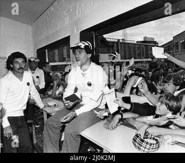 Il calciatore del Newcastle United Kevin Keegan è accolto dai tifosi di Newcastle, mentre apre il nuovo negozio di souvenir del club al St james Park, il giorno prima di fare il suo debutto per il club.27th agosto 1982. Foto Stock