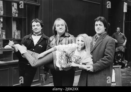 Il cast della commedia della BBC satire 'Not the Nine o Clock News'.Left to Right sono: Rowan Atkinson, Mel Smith e Griff Rhys Jones in possesso di Pamela Stephenson. 20th ottobre 1980. Foto Stock