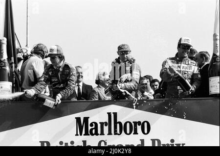 Niki Lauda, alla guida di una Marlboro-McLaren, vince il Gran Premio di Gran Bretagna a Brands Hatch. Lauda, campione del mondo nel 1975 e nel 1977, è salito al terzo posto nel campionato piloti, dietro Pironi e Watson. Didier Pironi è arrivato secondo a Brands e Patrick Tambay è terzo. Nella foto, vittoria per Niki Lauda (al centro). 18th luglio 1982. Foto Stock