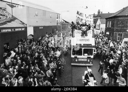 Il Liverpool FC Tour Bus passa per l'Anfield Football Club di Walton, Liverpool, mentre i giocatori si godono una parata in loro onore dopo aver vinto la finale della Coppa europea 1981 contro il Real Madrid (1-0). Foto scattata nel maggio 1981. Foto Stock