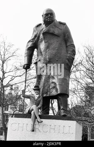 Migliaia di dipendenti di Laker Airways sono arrivati a Londra per una dimostrazione a sostegno del loro capo Sir Freddie Laker, dopo che l'azienda è andata in fallimento. Air Hostess sue Crossley ha 24 anni da Rickmansworth nella statua di Winston Churchill in Parliament Square, Londra. 8th febbraio 1982. Foto Stock