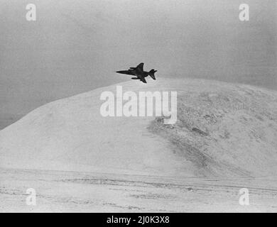 Un RAF anglo-francese SEPECAT Jaguar, velivolo da attacco di terra, su un volo di basso livello sopra Northumberland. 19th dicembre 1981. Foto Stock