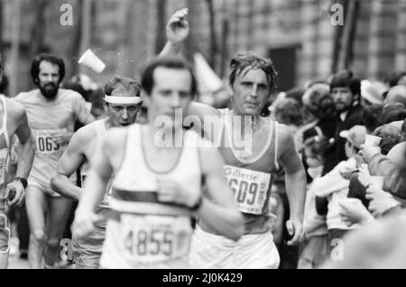 London Marathon 1982, sponsorizzato da Gillette, domenica 9th maggio 1982. Foto Stock