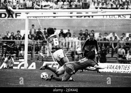 AZ Alkmaar / Ipswich Town in azione durante la partita a 2nd fasi della finale della Coppa UEFA allo Stadio Olimpico di Amsterdam, maggio 1981. Punteggio finale: AZ Alkmaar 4-2 Ipswich Città Ipswich Città con UEFA Cup 5-4 su aggregato. Foto Stock