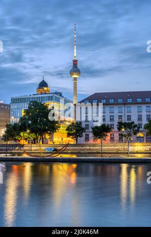 Il fiume Sprea nel centro di Berlino con la famosa torre della televisione prima dell'alba Foto Stock