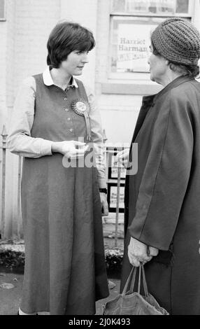 La futura membro laburista del Parlamento Harriet Harman fa un giro a Peckham dove è candidata alle elezioni odierne. 28th ottobre 1982. Foto Stock