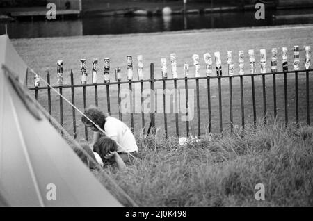 Festival Goers al National Rock Festival 20th, che si svolge dal 22nd al 24th agosto, a Richfield Avenue, Reading, agosto 1980. Foto Stock