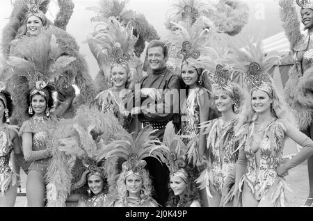 L'attore Roger Moore si è recato presso la RAF Upper Heyford, Oxon, filmata per il suo ultimo film di Bond "Octopussy". Le scene coinvolgeva il Circo Octopussy dove le sue ragazze si sfilavano. 23rd agosto 1982. Foto Stock