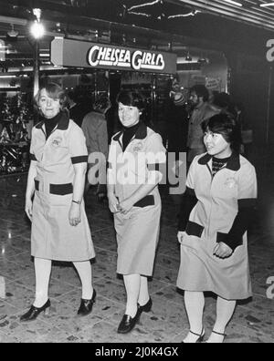 Christine McLaughlin (a sinistra), Christine Donnelly (al centro) e Jean Gun, frequentatori di Hill Street Center, Middlesbrough, 17th novembre 1981. Foto Stock