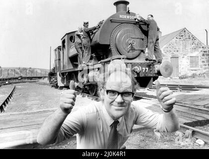 Questo piccolo motore a 040 serbatoi è arrivato per raddoppiare la potenza del vapore al deposito della Bowes Railway a Springlwell il 7th maggio 1981. Il motore, costruito da Andrew Barclay di Kilmarnock nel 1954, è l'aggiunta più recente a stock alla linea di collisioni preservata. Il direttore della ferrovia Bob Quinn con alcuni dei lavoratori del museo Foto Stock