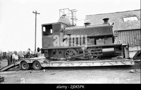 Questo piccolo motore a 040 serbatoi è arrivato per raddoppiare la potenza del vapore al deposito della Bowes Railway a Springlwell il 7th maggio 1981. Il motore, costruito da Andrew Barclay di Kilmarnock nel 1954, è l'aggiunta più recente a stock alla linea di collisioni preservata. I tecnici preparano il motore da posizionare sulle guide Foto Stock