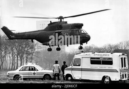 Un bambino di quattro mesi è stato volato 800 miglia, da un elicottero RAF Westland Puma, a Newcastle in balia di un campo RAF in Germania. Una squadra medica era al fianco del bambino mentre volava a Newcastle. Hanno portato il bambino al Newcastle General Hospital in ambulanza dopo l'atterraggio a Richardson Road. Il bambino, i cui genitori provengono dal Nord-Est, è inteso essere affetto da un'infezione, ma è soddisfacente. È stato portato in un reparto specializzato dell'ospedale. La madre dei bambini, che proveniva da Northallerton, e il padre si recarono all'ospedale. 19/12/1980 Foto Stock