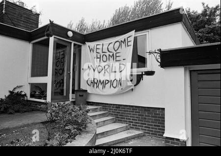 Il cul-de-sac normalmente tranquillo nel sobborgo di Manchester di Cheadle è un alveare di attività in questi giorni. Da quando Alex 'Hurricane' Higgins ha vinto il campionato il 16 maggio, raramente c'è spazio fuori dai £125.000 bungalow per contenere il flusso costante di visitatori. All'interno, la famiglia Higgins cerca di continuare con la vita normale, ma dopo dieci anni di attesa del suo secondo titolo, l'uragano è abbastanza felice del caos. Sua moglie Lyn si prende tutto nel suo abile passo, ma anche lei sarà felice quando la coppia prende una meritata pausa in Portogallo. Il cartello Welcome Home si trova sulla parte anteriore della casa. Foto Stock