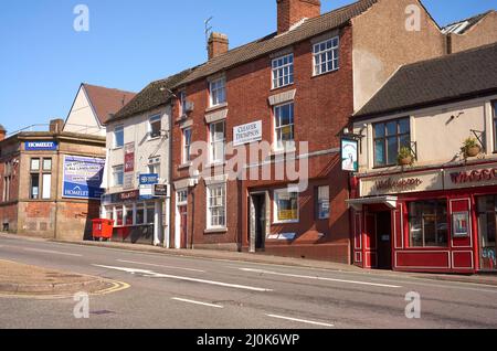 Strada principale e negozi a Alfreton, Derbyshire, Regno Unito Foto Stock