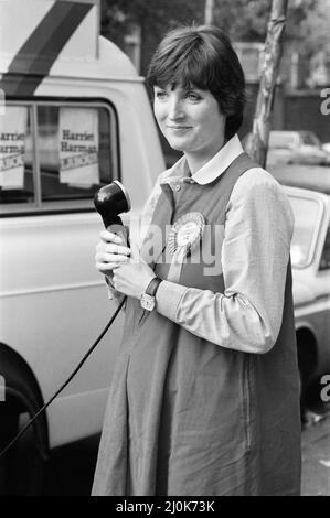 La futura membro laburista del Parlamento Harriet Harman fa un giro a Peckham dove è candidata alle elezioni odierne. 28th ottobre 1982. Foto Stock