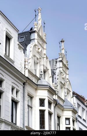 facciate riccamente decorate di case della fine del 19th secolo a colonia ehrenfeld Foto Stock