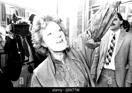 L'impressionista Janet Brown si è recato a North Shields il 1st settembre 1982 aprendo un nuovissimo negozio Co-op e come parte della giornata si è aperto un concorso per mimare in erba. Foto Stock