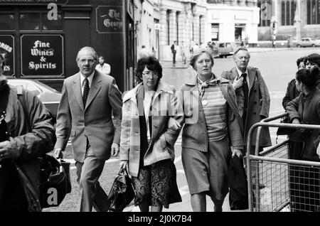 Scene fuori dal Bailey vecchio l'ultimo giorno del processo di Peter Sutcliffe, lo Yorkshire Ripper. Doreen Hill, madre della vittima Jacqueline Hill lascia la Corte. 24th maggio 1981. Foto Stock