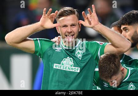 Brema, Germania. 19th Mar 2022. Calcio: 2nd Bundesliga, Werder Bremen - Darmstadt 98, Matchday 27, wohninvest Weserstadion. Niclas Füllkrug di Werder celebra il suo obiettivo per le 1:0. Credito: Carmen Jaspersen/dpa - NOTA IMPORTANTE: In conformità con i requisiti della DFL Deutsche Fußball Liga e della DFB Deutscher Fußball-Bund, è vietato utilizzare o utilizzare fotografie scattate nello stadio e/o della partita sotto forma di immagini di sequenza e/o serie di foto video-simili./dpa/Alamy Live News Foto Stock