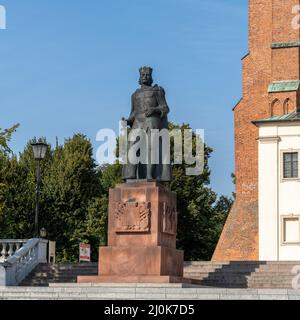 Statua del re Boleslaw Chrobry di fronte alla Cattedrale reale di Gniezno Foto Stock