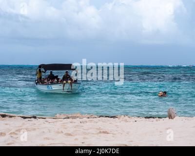 Playa de Spratt bight, San Andrés, Colombia - Novembre 17 2021: Molti turisti prendere un motoscafo per vedere il pesce e la vita marina Foto Stock