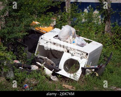 San Andrés, San Andrés y Providencia, Colombia - Novembre 18 2021: Lavatrice bianca rotta gettata via con altri rifiuti Foto Stock