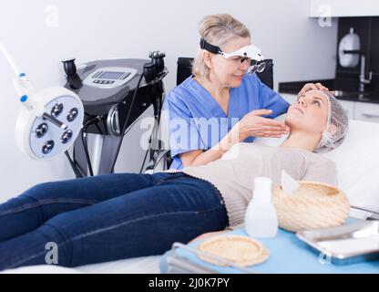 Cosmetico esame della pelle del viso della ragazza Foto Stock