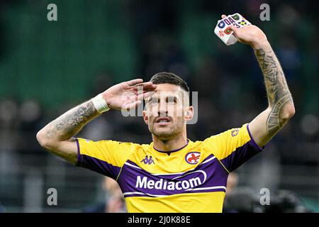 Milano, Italia - 19 marzo 2022: Cristiano Biraghi di ACF Fiorentina gesti durante la Serie Italiana Una partita di campionato di calcio FC Internazionale vs ACF Fiorentina allo Stadio San Siro Foto Stock