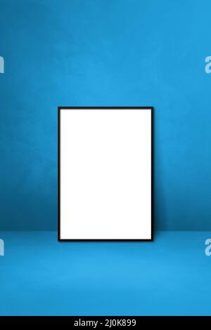 Cornice nera appoggiata su una parete blu Foto Stock