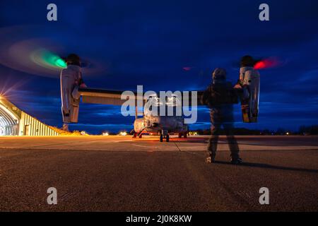 Bodo, Norvegia. 09th Mar 2022. Un aereo americano Marines MV-22B Osprey si prepara al taxi prima del sollevamento verticale durante l'esercizio Cold Response 22 alla base dell'aeronautica norvegese Bodo, 16 marzo 2022 a Bodo, Norvegia. Un USMC MV-22B Osprey aereo si è schiantato il 18th marzo dopo il decollo da Bodo AFB uccidendo tutti e quattro i Marines a bordo. Credito: LCpl. Elias Pimentel III/U.S. Marine Corps/Alamy Live News Foto Stock