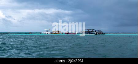 San Andres, Colombia - Novembre 18 2021: Molti turisti che si godono in mezzo al mare sulle loro barche e nuoto Foto Stock