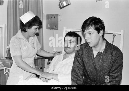 Sommosse di Southall. Persone ferite che vengono curate. Siamo spiacenti, non ci sono nomi/id con questi negativi. Foto scattata il 3rd luglio 1981 Foto Stock