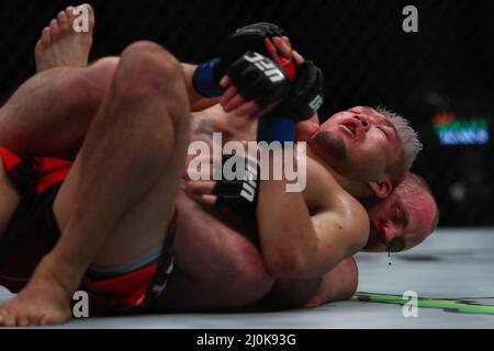 LONDRA, REGNO UNITO. MAR 19th sangue gocciola dal naso di Gunnar Nelson durante il suo bout con Takashi Sato UFC Fight Night 204 alla O2 Arena di Greenwich sabato 19th marzo 2022. (Credit: Kieran Riley | MI News) Credit: MI News & Sport /Alamy Live News Foto Stock