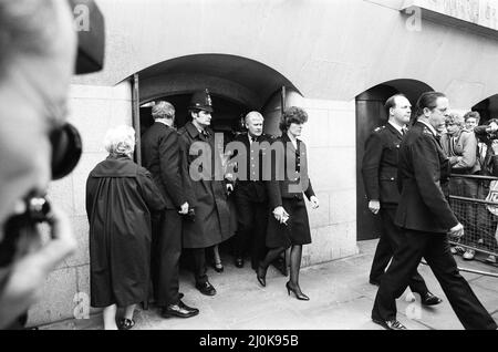 Scene fuori dal Bailey vecchio durante il processo di Peter Sutcliffe, lo Yorkshire Ripper. Sonia Sutcliffe lascia la corte circondata dalla polizia. 29th aprile 1981. Foto Stock