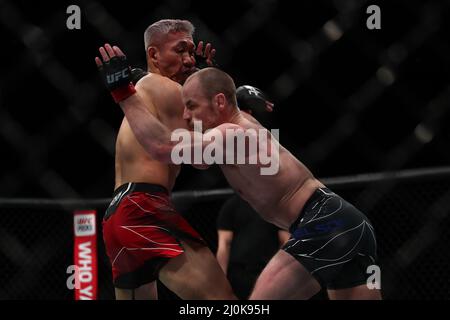 LONDRA, REGNO UNITO. MAR 19th Gunnar Nelson atterra a destra su Takashi Sato durante la UFC Fight Night 204 all'Arena O2 di Greenwich sabato 19th marzo 2022. (Credit: Kieran Riley | MI News) Credit: MI News & Sport /Alamy Live News Foto Stock