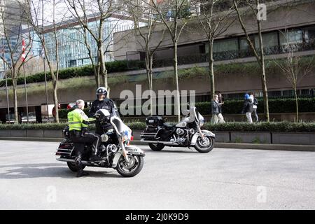 Poliziotti seduti in bicicletta nel centro di Vancouver, Canada. Foto Stock