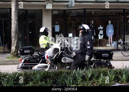 Poliziotti seduti in bicicletta nel centro di Vancouver, Canada. Foto Stock