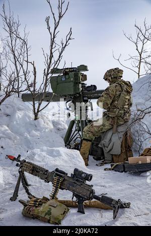 Fort Greely, Stati Uniti. 18th Mar 2022. SPC paracadutista dell'esercito degli Stati Uniti. Brody Foreman, con Spartan Brigade, effettua un'indagine sul paesaggio artico con un sistema di acquisizione Target migliorato prima di lanciare il missile ANTITARRO DURANTE l'esercizio Joint Pacific multinazionale Readiness Center 22-02, 18 marzo 2022 a Fort Greely, Alaska. Credito: SGT. Seth LaCount/U.S. Army/Alamy Live News Foto Stock