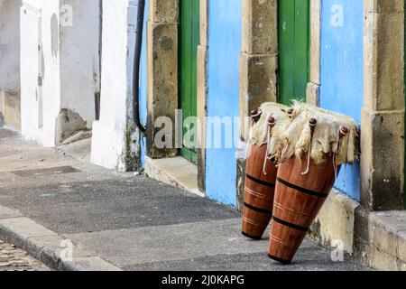 Tamburi etnici brasiliani chiamati anche atabaques per le strade di Pelourinho Foto Stock