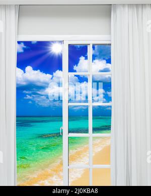 Paradiso tropicale da una porta aperta a casa Foto Stock