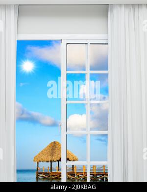 Paradiso tropicale da una porta aperta a casa Foto Stock