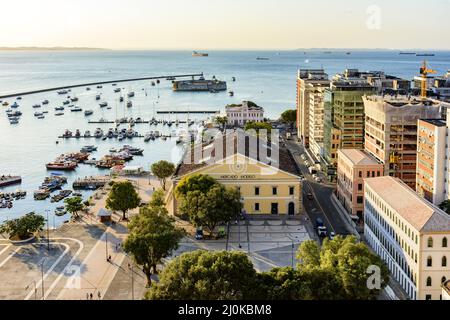 Vista dall'alto del famoso modello del mercato, della baia di tutti i Santi e del porto nella città di Salvador al tramonto Foto Stock