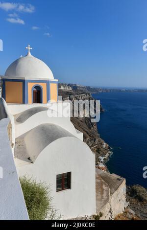 Chiesa cattolica di St Stylianos a Firostefani, Santorini, Grecia, con vista sul Mar Egeo. Foto Stock