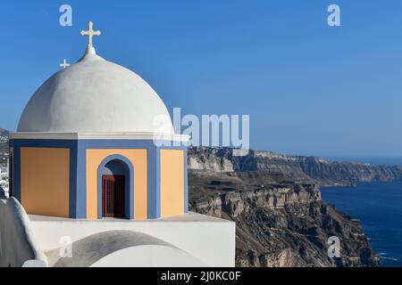 Chiesa cattolica di St Stylianos a Firostefani, Santorini, Grecia, con vista sul Mar Egeo. Foto Stock