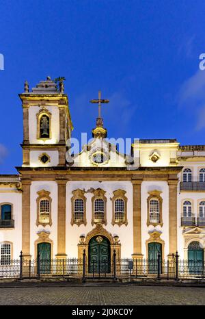 Facciata di una vecchia e storica chiesa del 18th secolo nella piazza centrale del quartiere Pelourinho Foto Stock