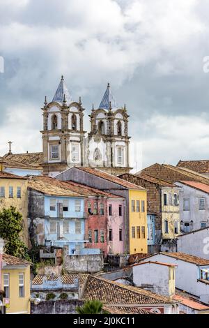 Colorato quartiere storico e antico di Pelourinho con la torre della cattedrale sullo sfondo Foto Stock