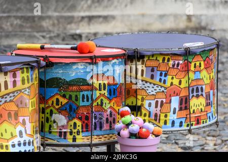 Primo piano di etnico e colorato set di tamburi dipinti a mano Foto Stock