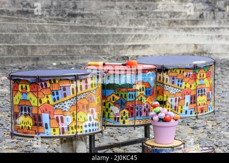 Set etnico e colorato decorato di tamburi dipinti a mano Foto Stock
